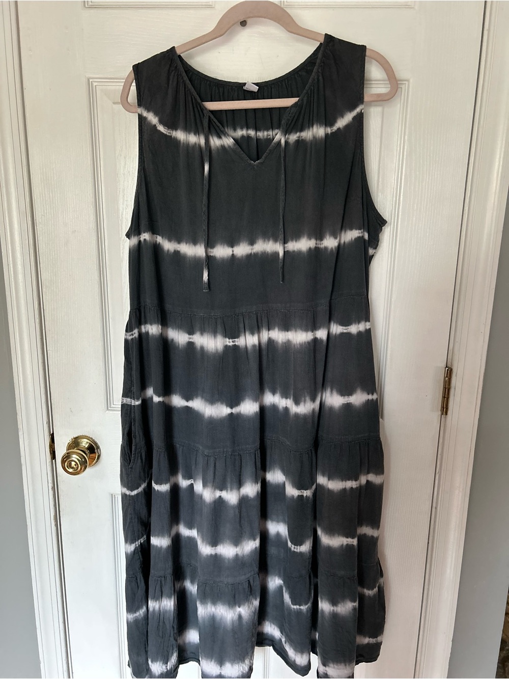 Old Navy Sleeveless Tie-Dye Maxi Dress in Dark Gray and White